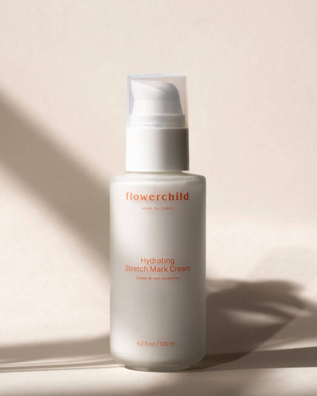 Crème anti-vergetures grossesse Flowerchild, soin hydratant naturel pour femmes enceintes, flacon blanc avec pompe.