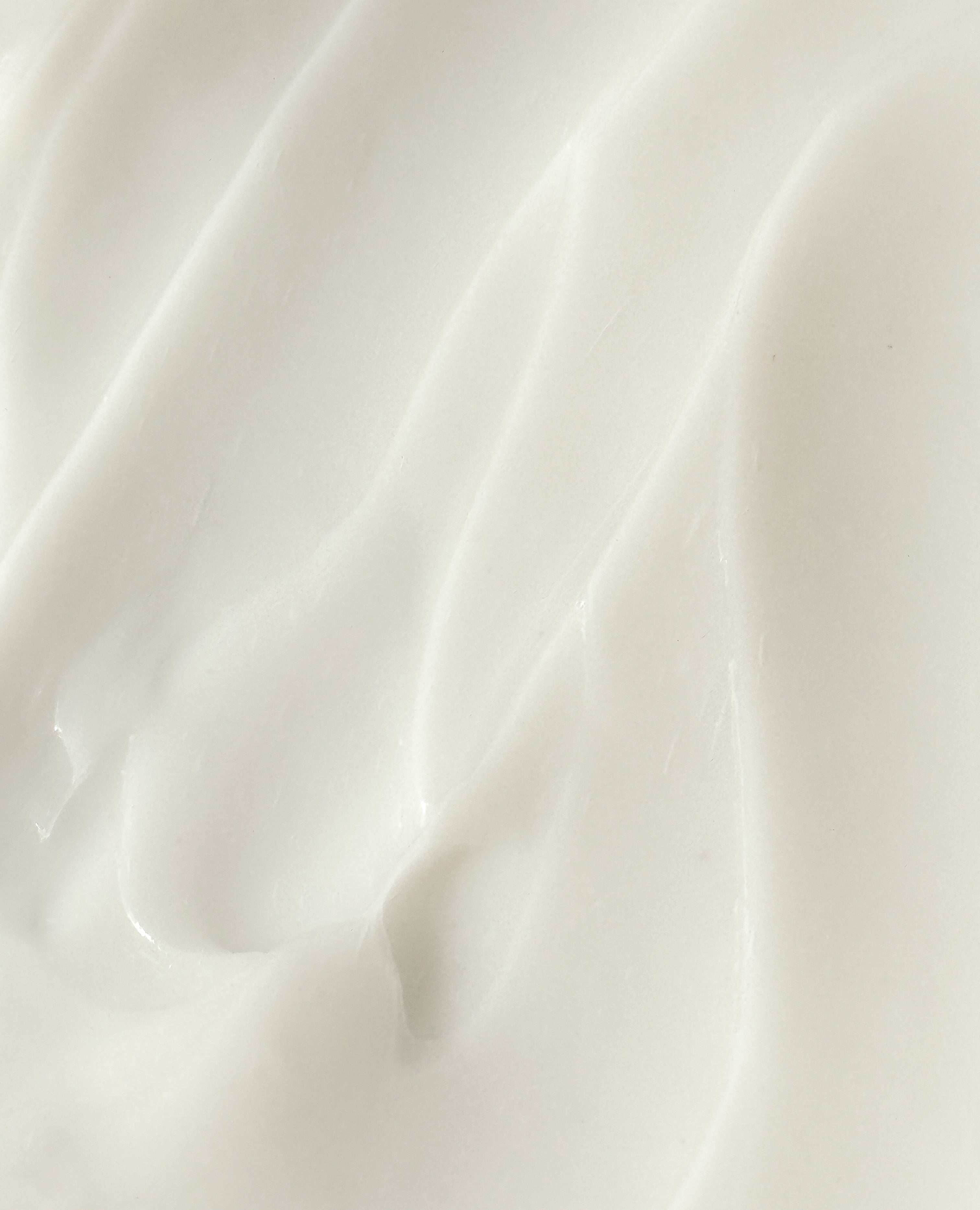 Texture onctueuse de la crème anti-vergetures hydratante Flowerchild, soin naturel au Croton lechleri pour femme enceinte.